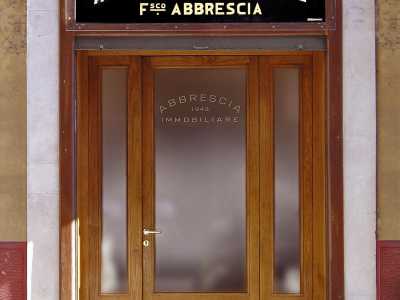 Anche il logo del 1943 dell�agenzia immobiliare Abbrescia, in via Cairoli...